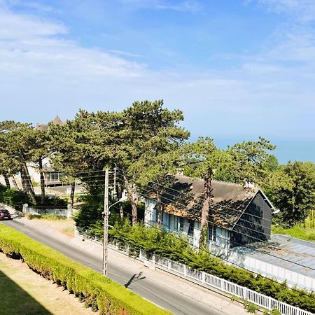 Aux Flots Bleus Avec Balcon Et Vue Sur Mer Trouville-sur-Mer Exterior foto